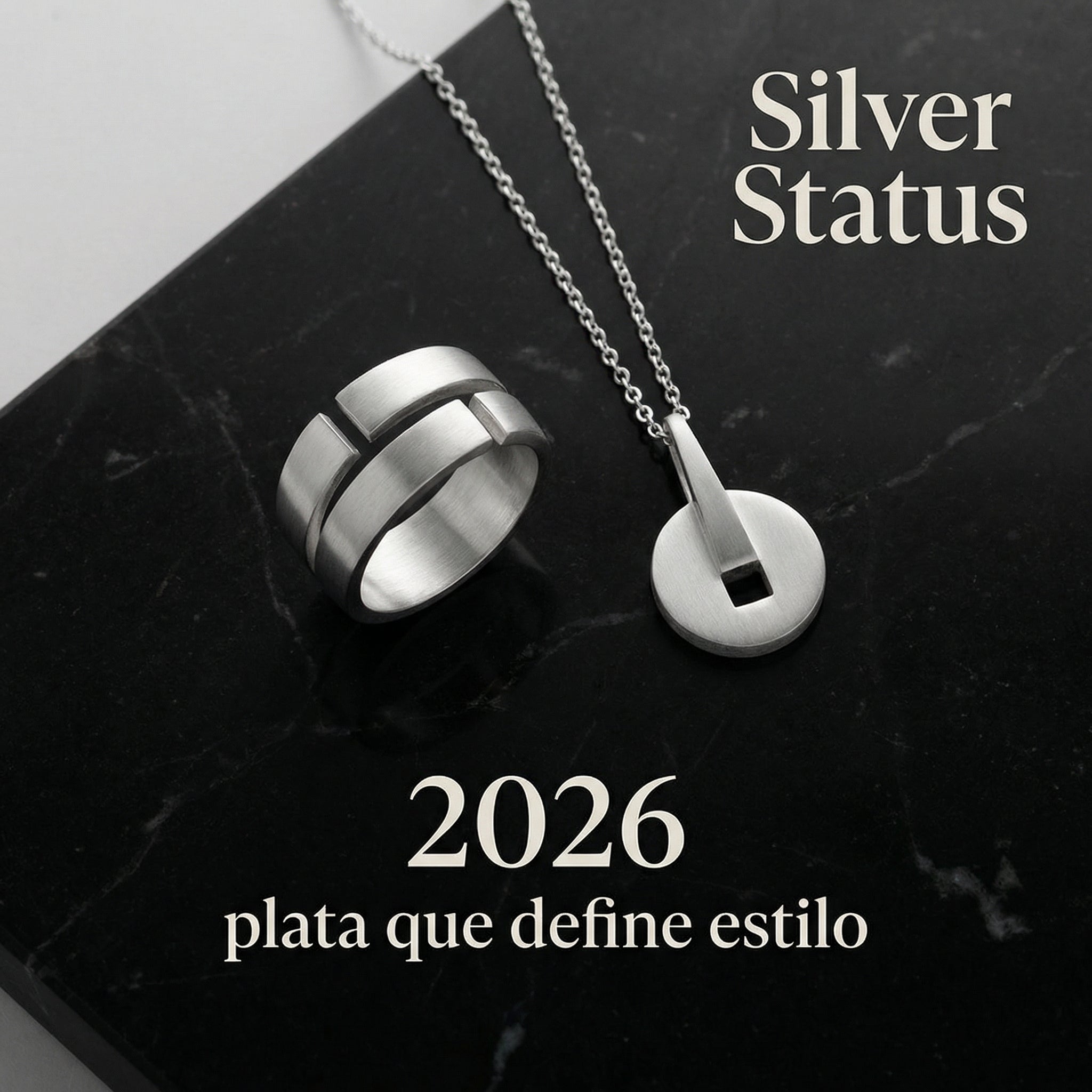 Anillo y collar de plata 925 sobre mármol negro — tendencias joyería de plata 2026