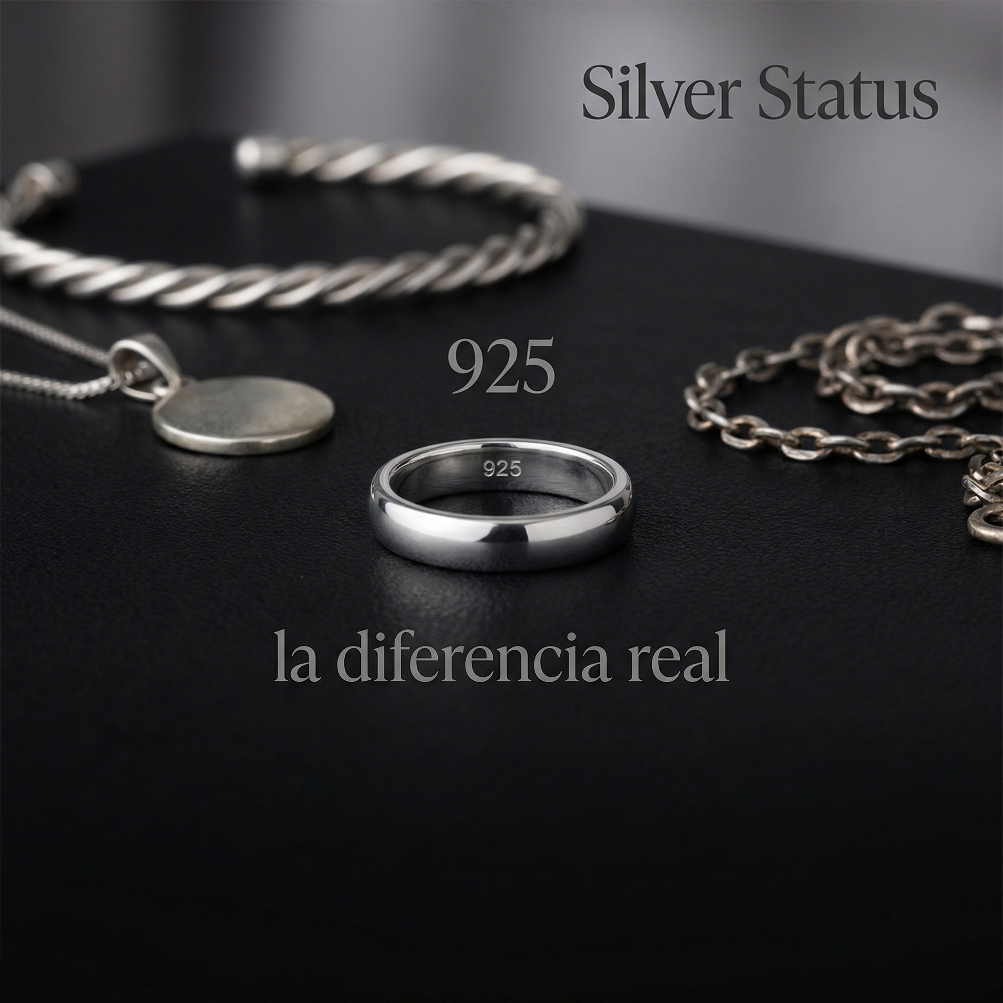 Anillo de plata 925 solo sobre superficie oscura — diferencias entre plata 925, plata fina y plata de ley