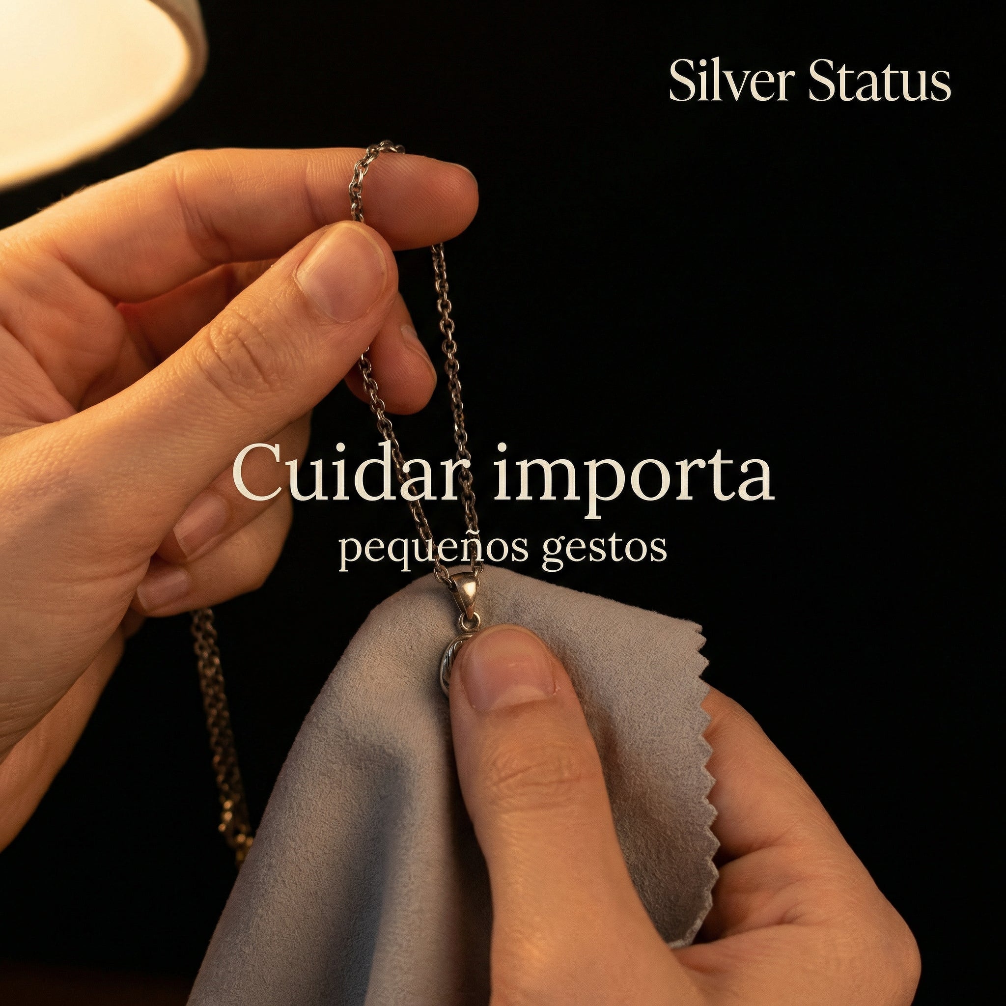 Manos limpiando suavemente una joya de plata 925 — ritual de cuidado y mantenimiento de joyería