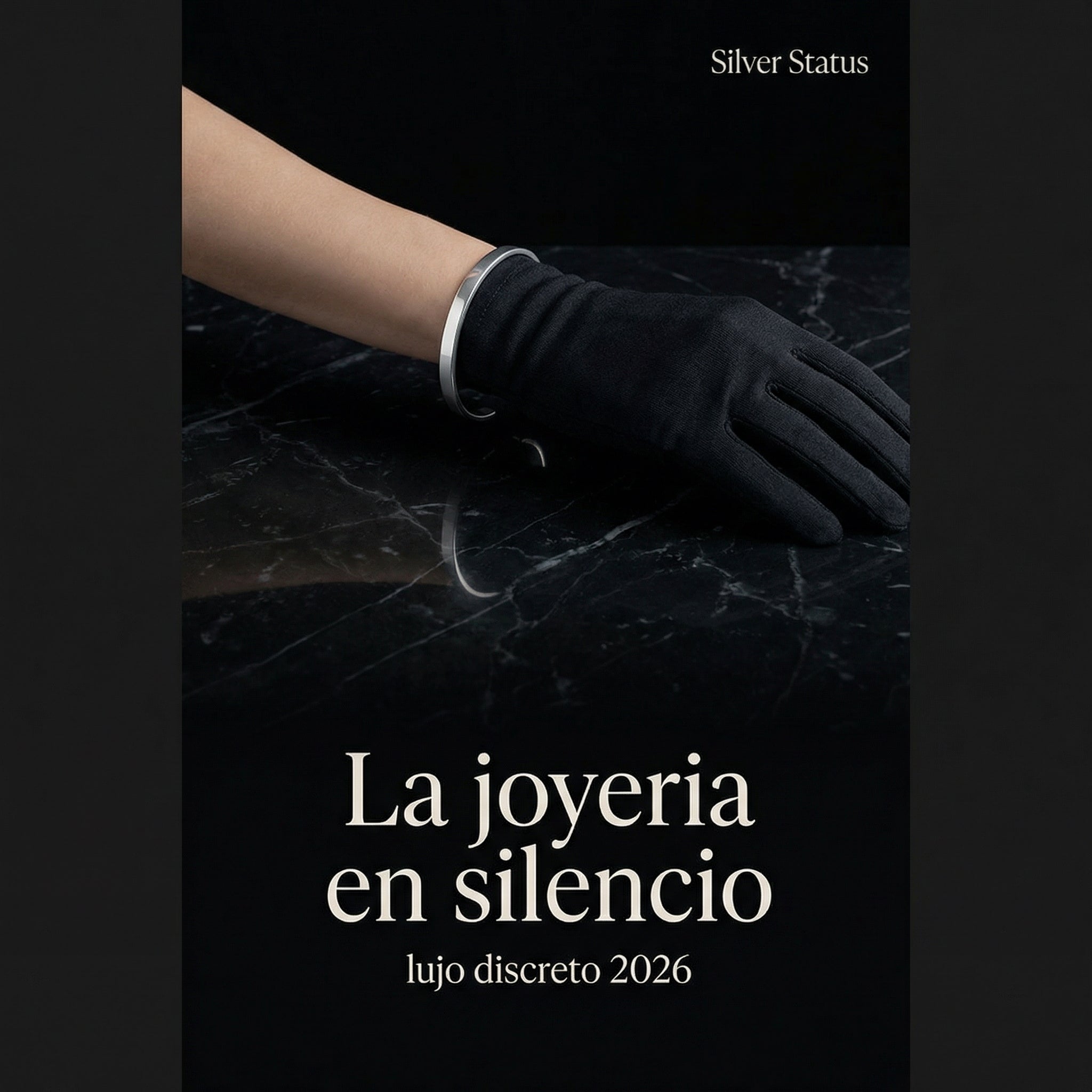 Mano con guante negro y pulsera de plata 925 sobre mármol — joyería de lujo discreto 2026