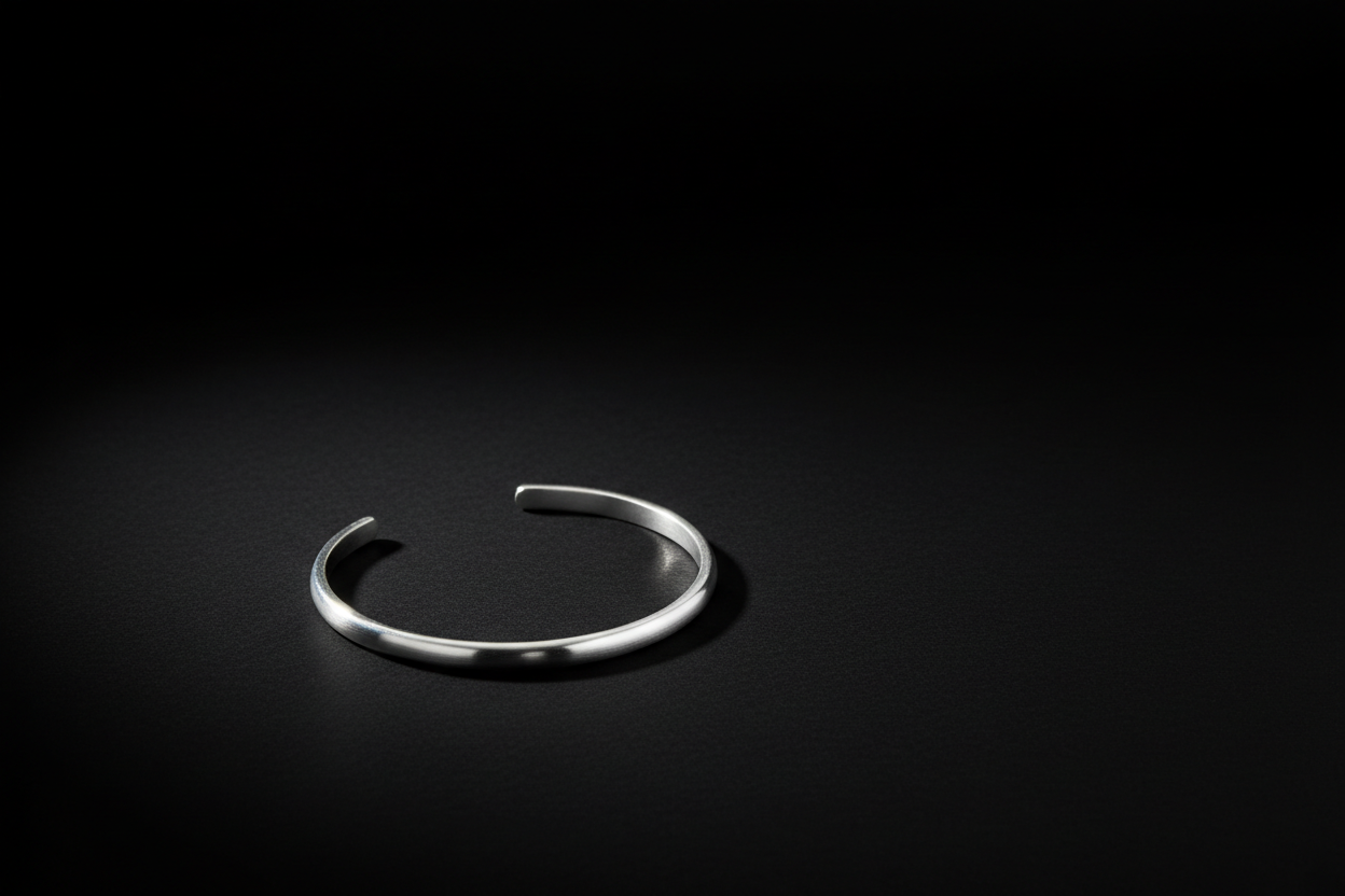 Pulseras de plata de mujer: tendencias y cómo combinarlas